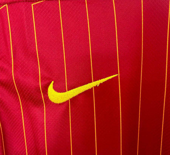 tenue-domicile-liverpool-rouge-pour-supporter-adulte-et-enfant-collection-vingt-quatre-vingt-cinq Equipamento principal Liverpool vermelho para adepto adulto e criança coleção vinte e quatro vinte e cinco