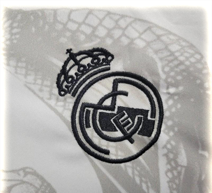 Jersey football Real Madrid design dragon blanc collection spéciale 2024 2025