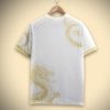 maillot-supporter-real-madrid-concept-premium-avec-motif-dragon-dore-edition-limitee Camisola de adepto Real Madrid conceito premium com padrão dragão dourado edição limitada