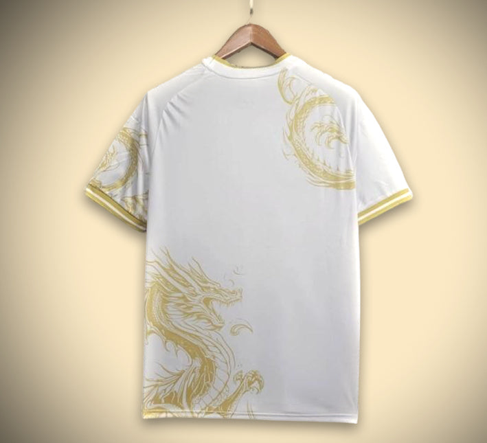 maillot-supporter-real-madrid-concept-premium-avec-motif-dragon-dore-edition-limitee Camisola de adepto Real Madrid conceito premium com padrão dragão dourado edição limitada