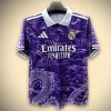 maillot-de-football-concept-real-madrid-violet-edition-dragon-saison-2526 Camisola de futebol conceito Real Madrid roxa edição dragão temporada 2526
