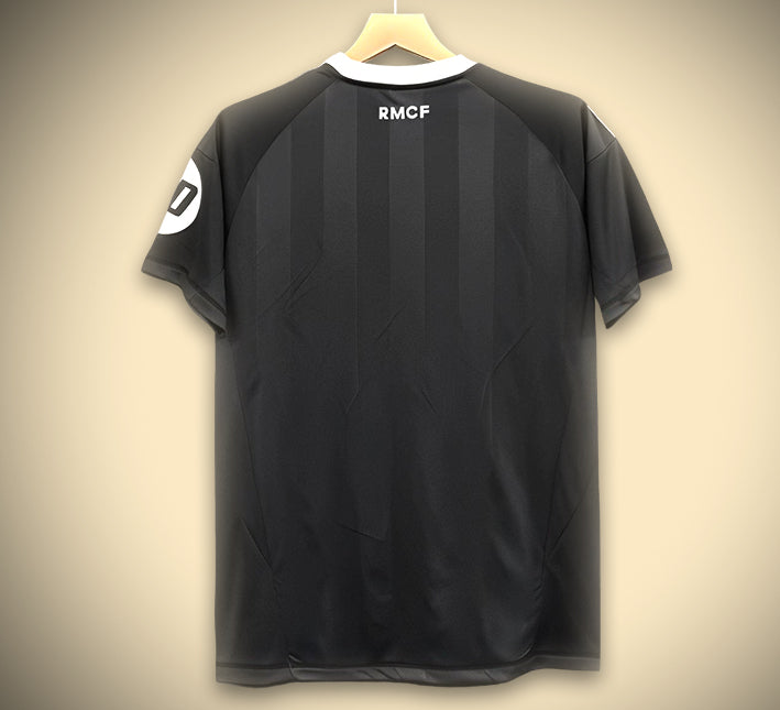 MAILLOTREALMADRID2425gardiendos.jpg Camisola Real Madrid Edição Guarda-Redes Preto 2025-2026 vista de perfil