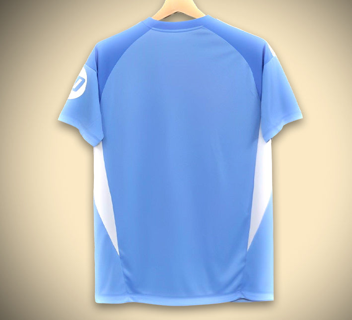 MAILLOTREALMADRID2425prematch.jpg Maillot Réal Madrid Avant-Match Édition Blue 2025-2026 vue de profil