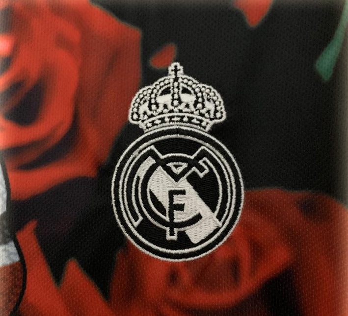 Camisola conceito do Real Madrid rosa e vermelha edição 2025 2026