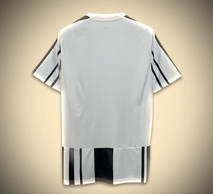 maillot-de-football-juventus-domicile-avec-blason-du-club-de-turin Maillot de football Juventus domicile avec blason du club de Turin