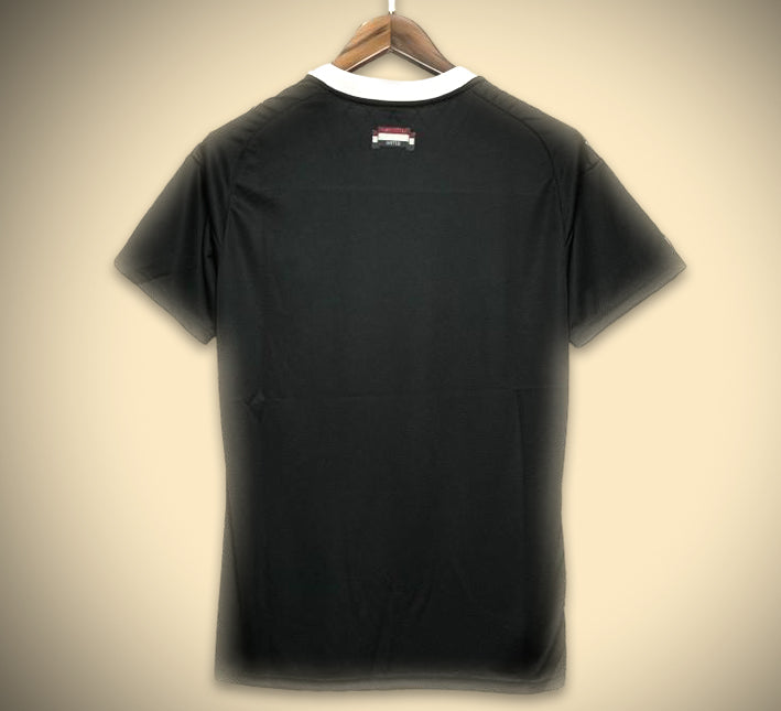 jersey-goalkeeper-manchester-united-noir-avec-ecusson-du-club Camisola de guarda-redes Manchester United preta com emblema do clube