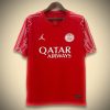 MaillotPSGEXT2RIEUR24-1.jpg Camisola Paris Saint-Germain Alternativa Edição Vermelha 2024-2025 vista de frente