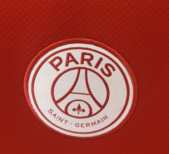 MaillotPSGEXT2RIEURLOGO.jpg Camisola Paris Saint-Germain Alternativa Edição Vermelha 2024-2025 vista de perfil