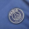 MaillotPSGdomicile25logo.jpg Camisola Paris Saint-Germain Principal 2024-2025 vista de perfil