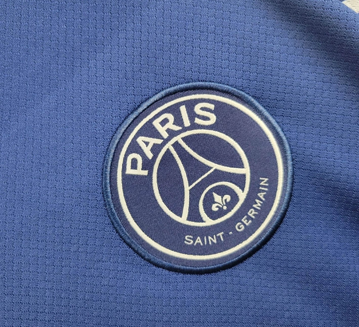 MaillotPSGdomicile25logo.jpg Camisola Paris Saint-Germain Principal 2024-2025 vista de perfil