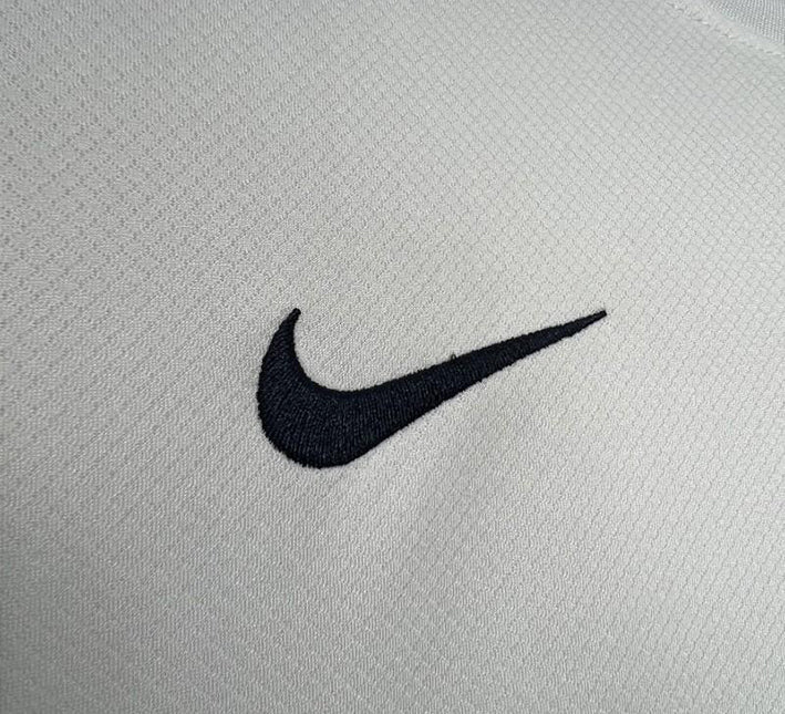Camisola Paris Saint-Germain Alternativa Edição Branca 2024-2025 vista de perfil