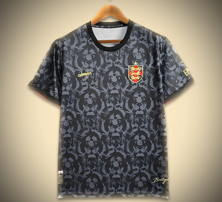maillotangleterrecommanoir-1.jpg Camisola Concept Inglaterra Edição Comma Preto 2024 vista de frente