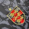 maillotangleterrecommanoirlogo.jpg Camisola Concept Inglaterra Edição Comma Preto 2024 vista de perfil