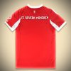 Camisola principal conceito Bayern Munique temporada 2025 2026 vermelha e branca estilo adepto