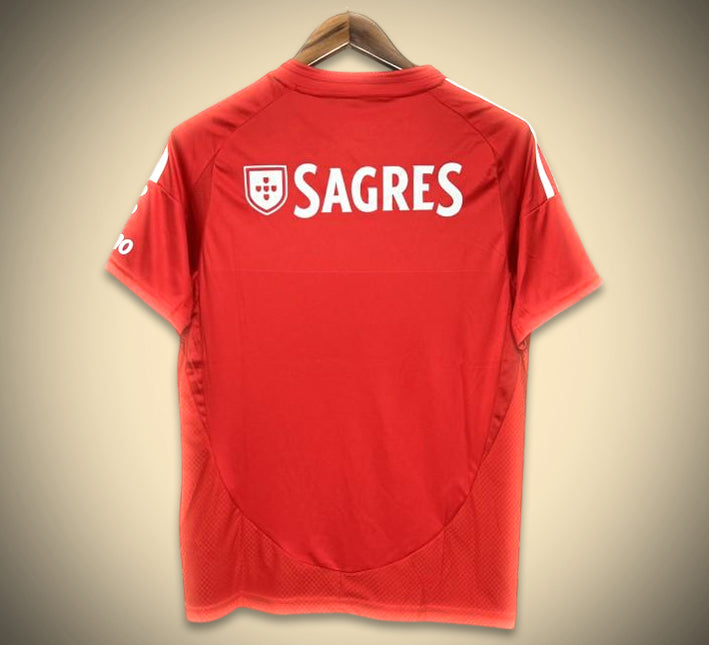 camisola principal Benfica 2024 2025 com emblema do clube