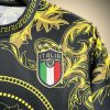 Camisola conceito Itália edição Versace temporada 2024 2025