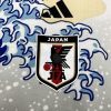 maillot-de-football-inspiration-japon-avec-motif-grande-vague-et-design-graphique-bleu-blanc Camisola de futebol inspiração Japão com motivo grande onda e design gráfico azul branco