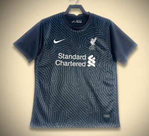 tenue-de-gardien-liverpool-rouge-avec-ecusson-du-club Equipamento de guarda-redes Liverpool vermelho com emblema do clube
