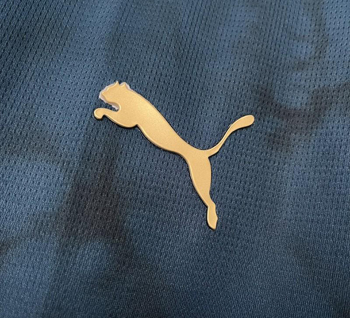 maillotmarseilleexterieurmarque.jpg Camisola Olympique Marseille Alternativa 2024-2025 detalhe do tecido