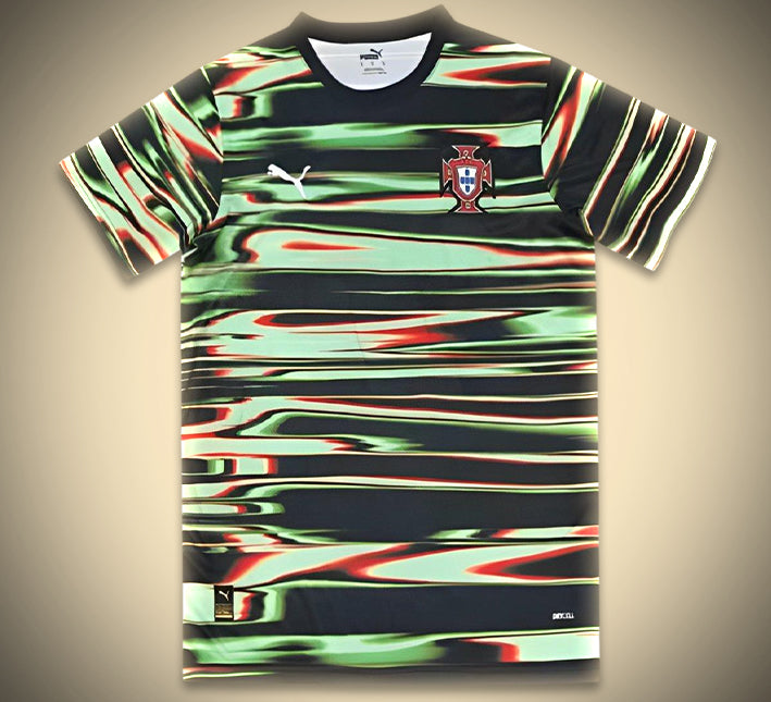 maillotportugal-1.jpg Camisola Portugal Pré-Jogo Listrada 2024-2025 vista frontal