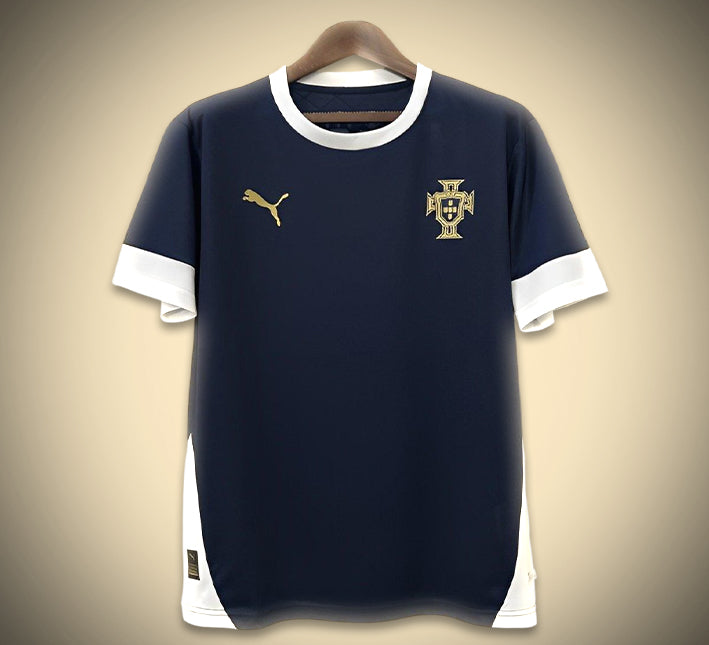 maillotportugalblueconcept-1.jpg Camisola Portugal Treino Azul Marinha 2024-2025 vista frontal