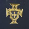 maillotportugalblueconceptlogo_11f2dc9043e644428fbfefa8be9e6736.jpg Camisola Portugal Treino Azul Marinho 2024-2025 vista de perfil