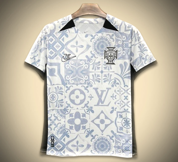maillot-de-football-portugal-design-luxe-inspire-louis-vuitton-collection-vingt-quatre-vingt-cinq Camisola de futebol Portugal design luxo inspirado Louis Vuitton coleção vinte e quatro vinte e cinco