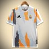 maillotrealmadridentrainement-1.jpg Camisola Real Madrid Pré-Jogo 2024-2025 vista de frente