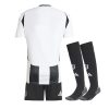 ensemble-enfant-juventus-domicile-saison-2024-2025-maillot-et-short-noir-et-blanc Conjunto criança Juventus principal temporada 2024 2025 camisola e calção preto e branco