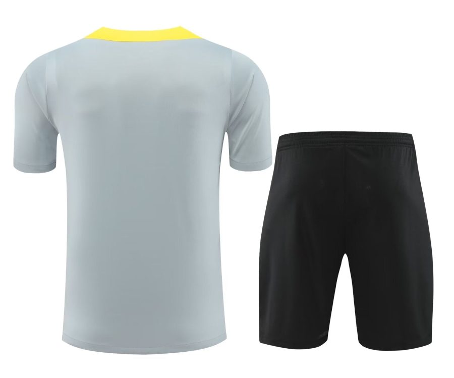 Conjunto camisola e calção Liverpool época 2024 2025 equipamento Principal vermelho