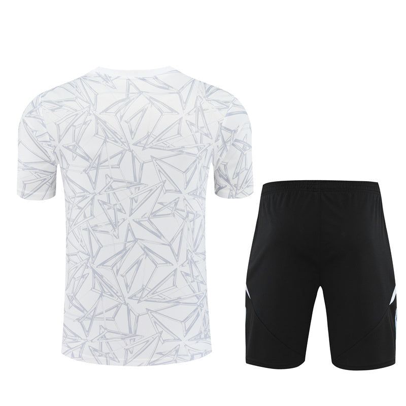 ensemble-maillot-et-short-real-madrid-saison-vingt-vingt-quatre-vingt-vingt-cinq Conjunto camisola e calção Real Madrid época vinte vinte e quatro vinte vinte e cinco