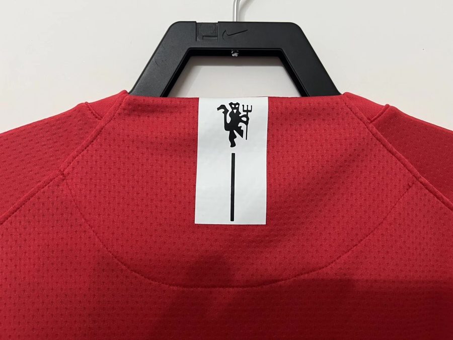 jersey-football-manchester-united-rouge-manches-longues-tenue-domicile-vintage Jersey futebol Manchester United vermelho mangas compridas equipamento principal vintage
