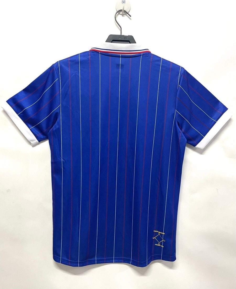 jersey-retro-bleu-blanc-rouge-de-la-selection-francaise-coupe-du-monde-mille-neuf-cent-quatre-vingt-deux Camisola retro azul branca vermelha da seleção francesa Mundial mil novecentos e oitenta e dois