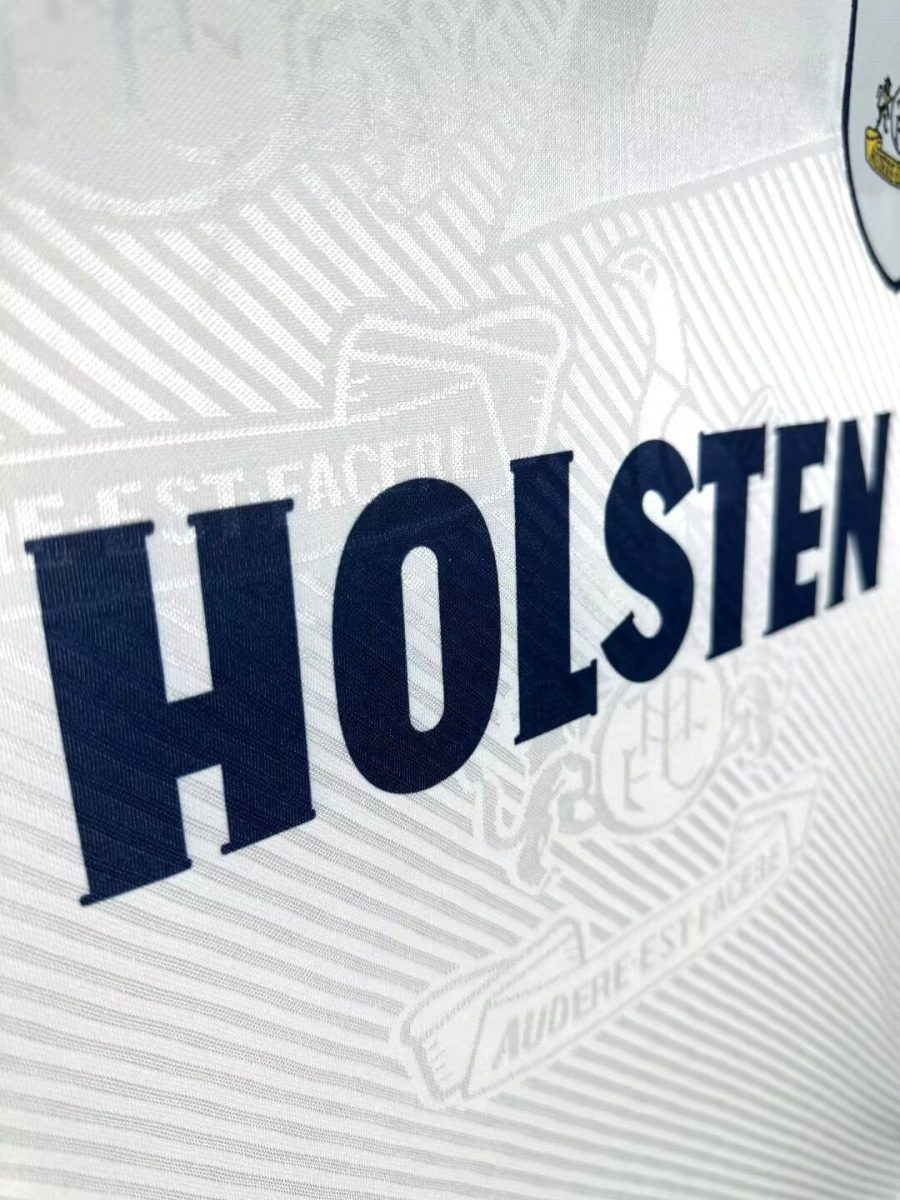 maillot-blanc-tottenham-domicile-style-retro-saison-quatre-vingt-treize-quatre-vingt-quatorze camisola branca Tottenham principal estilo retro época noventa e três noventa e quatro
