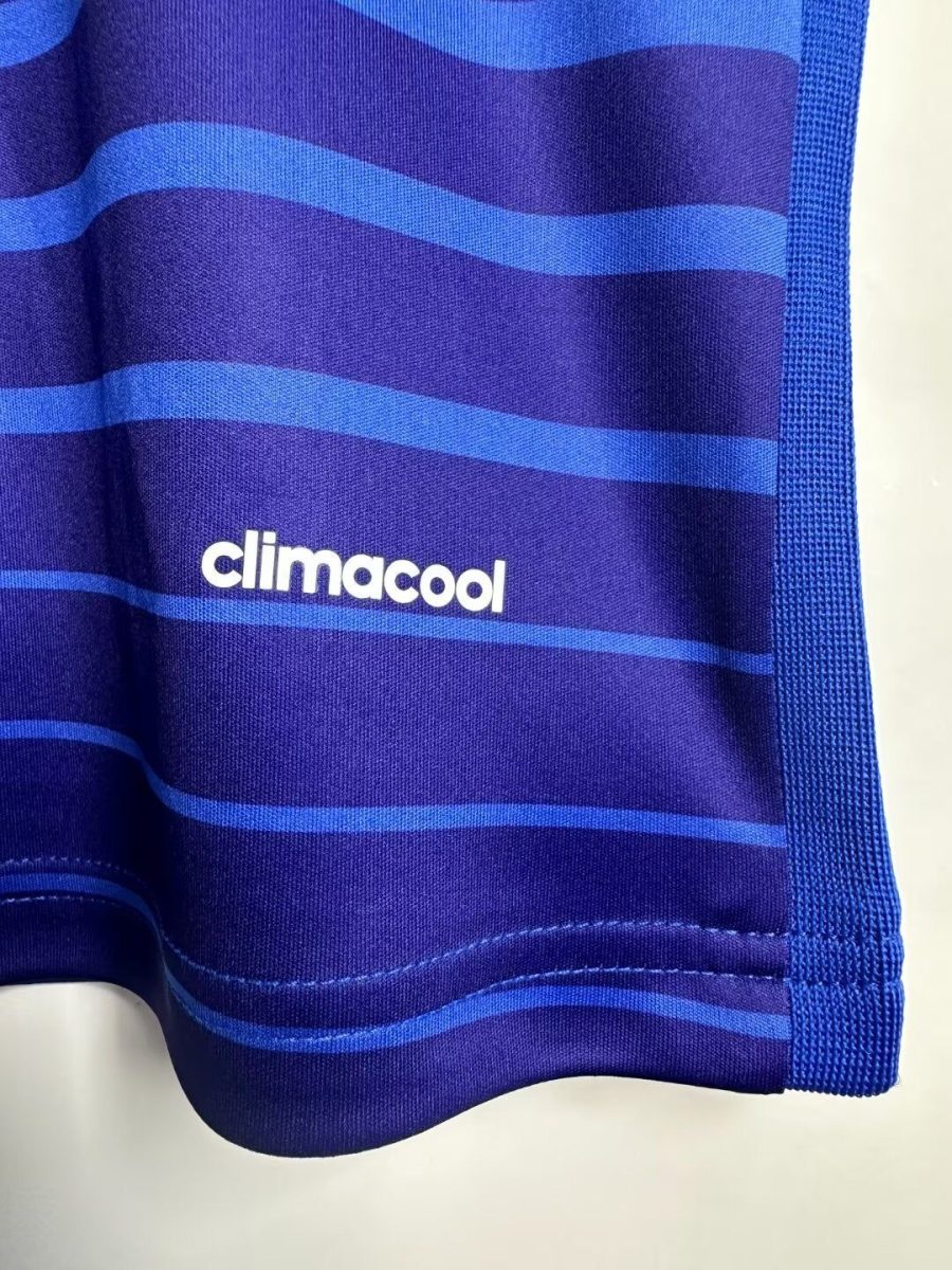 Camisola azul Chelsea FC com emblema do clube temporada 2014 2015
