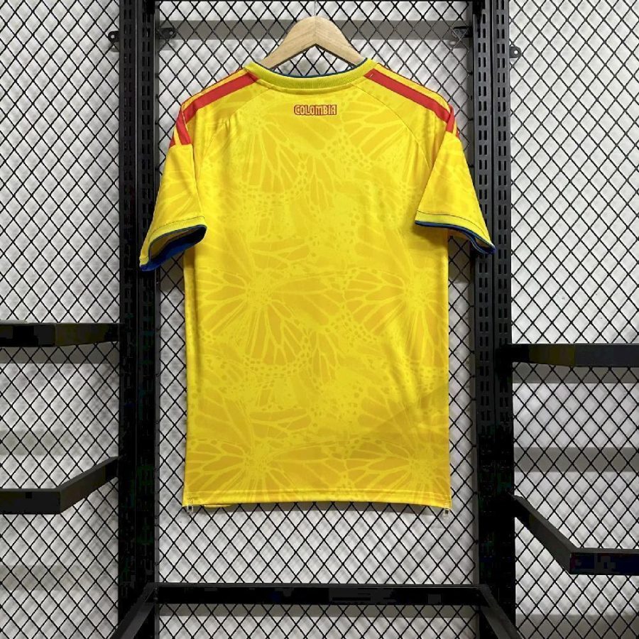 maillot-de-football-colombie-domicile-2026-couleur-jaune-bleu-rouge Camisola de futebol Colômbia principal 2026 cor amarela azul vermelha