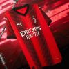 camisola de futebol oficial AC Milan equipamento principal 2023 2024