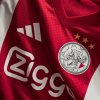 maillot-domicile-ajax-amsterdam-saison-2025-2026-rouge-et-blanc Camisola principal Ajax Amesterdão época 2025 2026 vermelho e branco