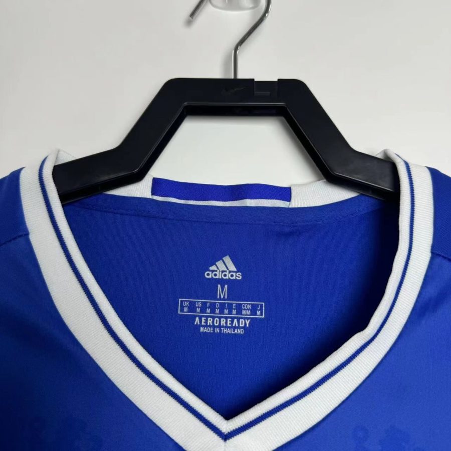 maillot-domicile-chelsea-saison-2016-2017-bleu-avec-ecusson-du-club Camisola Principal Chelsea temporada 2016 2017 azul com emblema do clube
