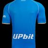 camisola principal do Napoli época vinte vinte três vinte vinte quatro azul