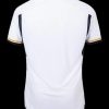 maillot-domicile-du-real-madrid-saison-deux-mille-vingt-trois-deux-mille-vingt-quatre-blanc-avec-ecusson-officiel camisola principal do Real Madrid época dois mil e vinte e três dois mil e vinte e quatro branca com emblema oficial