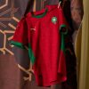 Camisola principal equipa de Marrocos temporada dois mil vinte e quatro dois mil vinte e cinco vermelha e verde