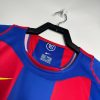 maillot-domicile-fc-barcelone-saison-2004-2005-bleu-et-grenat Camisola principal FC Barcelona temporada 2004 2005 azul e grená
