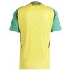 camisola principal Jamaica 2024 cor amarela e verde para apoiar os Reggae Boyz