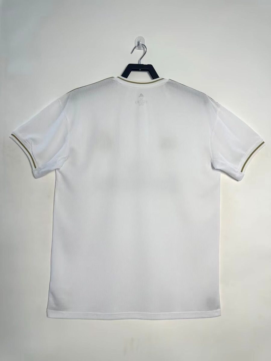 maillot-domicile-real-madrid-saison-deux-mille-dix-neuf-deux-mille-vingt-blanc-avec-ecusson-du-club camisola principal Real Madrid época dois mil e dezanove dois mil e vinte branca com emblema do clube