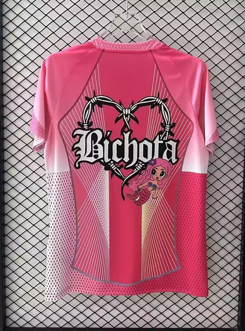 maillot-officiel-fc-barcelona-edition-rose-collaboration-karol-g-pour-supporters camisola oficial FC Barcelona edição rosa colaboração Karol G para adeptos