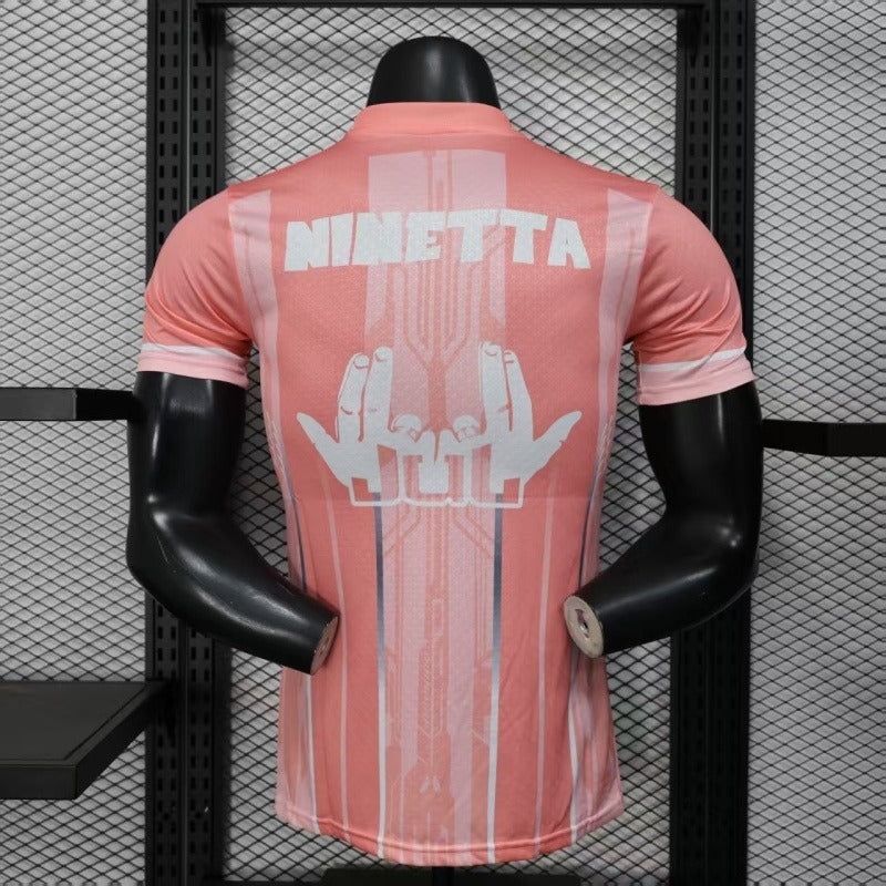 maillot-officiel-olympique-de-marseille-collaboration-jul-rose-saison-2025-2026 camisola oficial Olympique de Marseille colaboração Jul rosa época 2025/2026