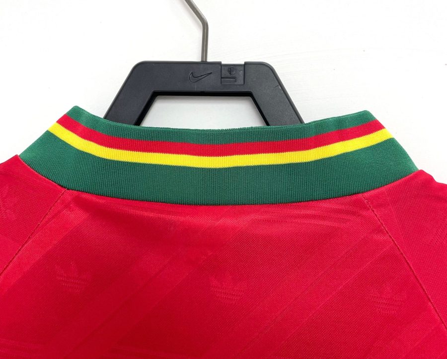maillot-retro-portugal-rouge-et-vert-style-football Camisola retro Portugal vermelha e verde estilo futebol