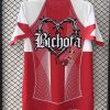 maillot-rouge-edition-limitee-fc-barcelona-collaboration-karol-g-tenue-supporter Camisola vermelha edição limitada FC Barcelona colaboração Karol G equipamento de adepto