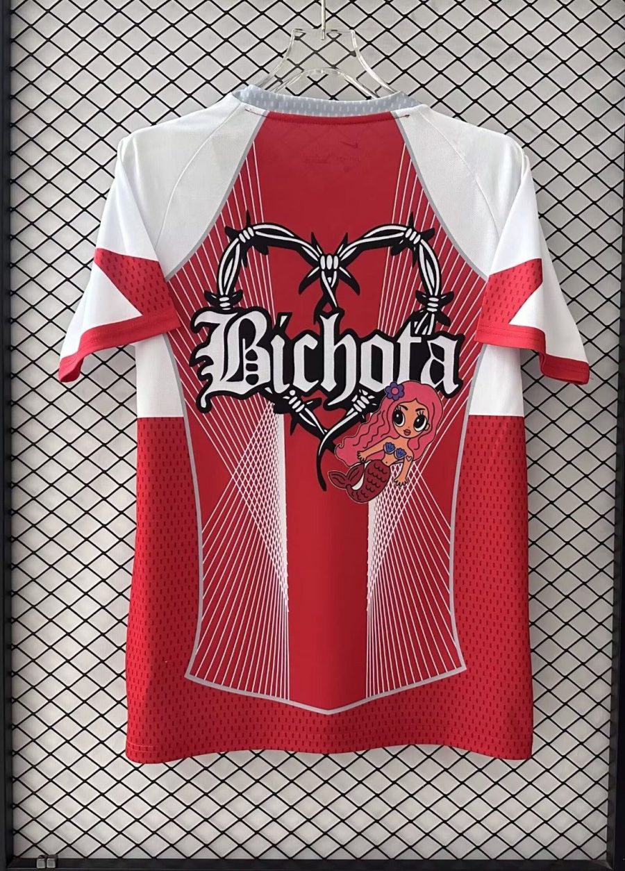 maillot-rouge-edition-limitee-fc-barcelona-collaboration-karol-g-tenue-supporter Camisola vermelha edição limitada FC Barcelona colaboração Karol G equipamento de adepto